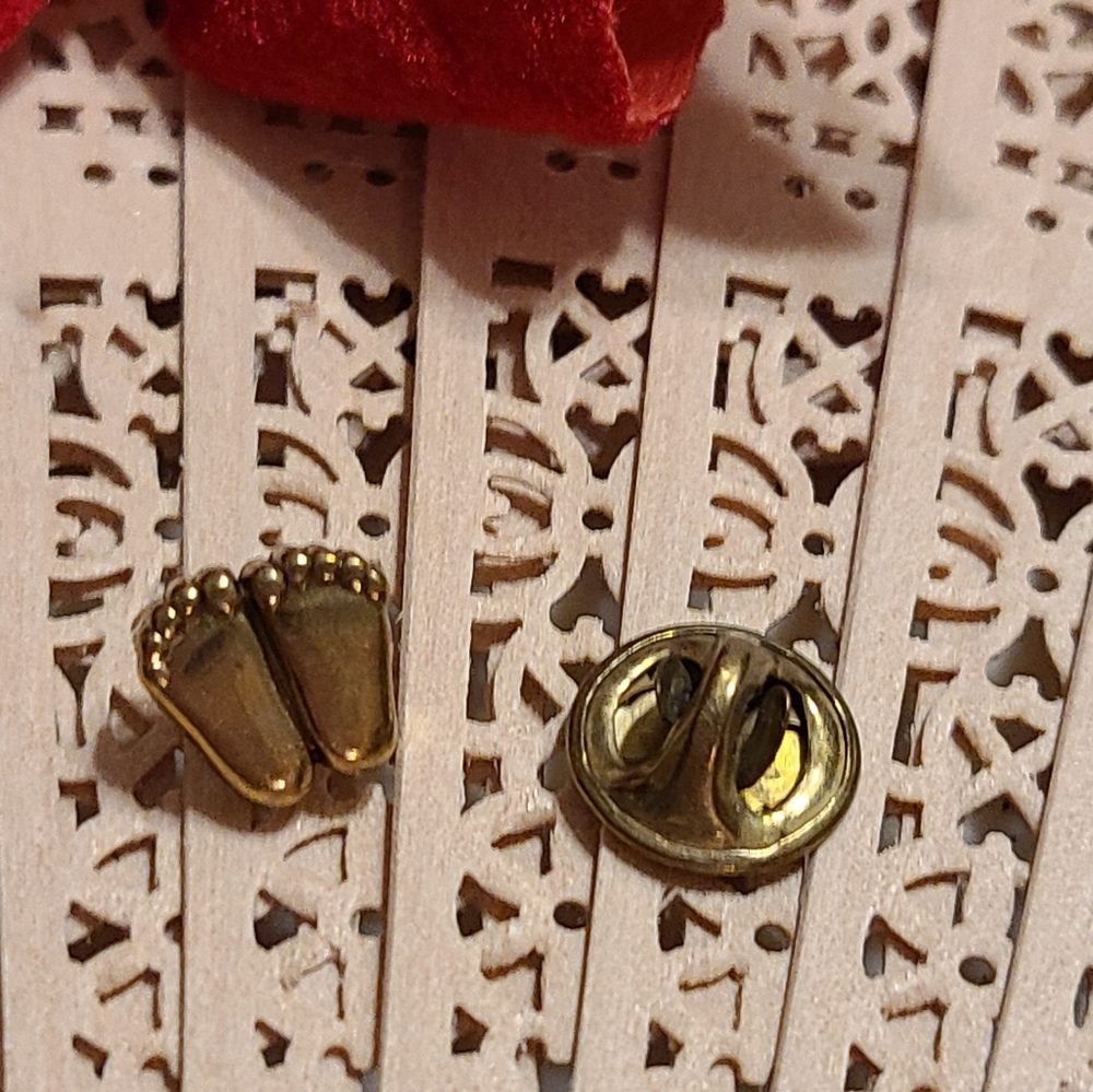 Vintage V. Evers 1979 Footprints Baby Feet Lapel Pin Tie Tac